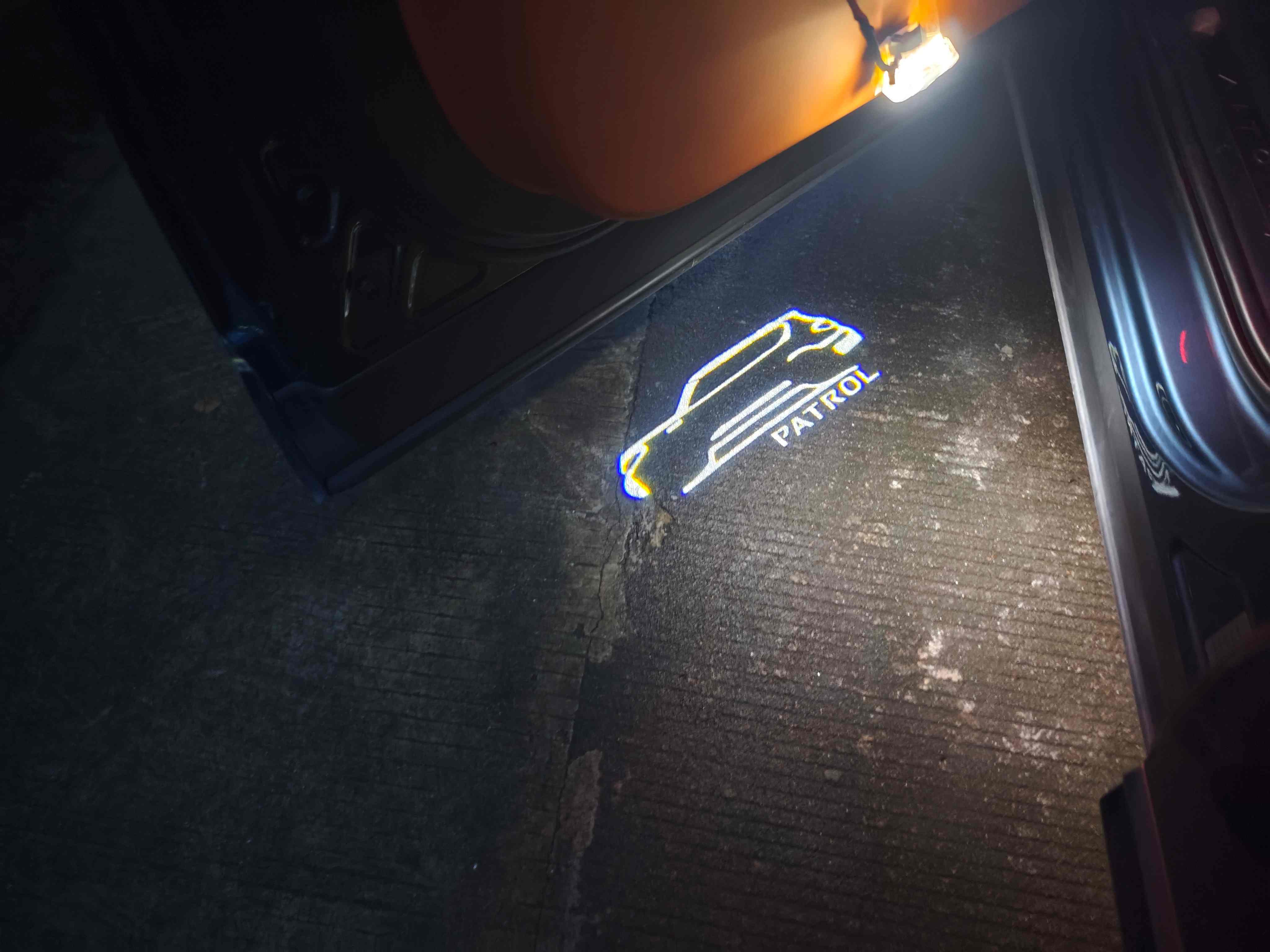 أضواء ترحيب عالمية ومخصصة للسيارة