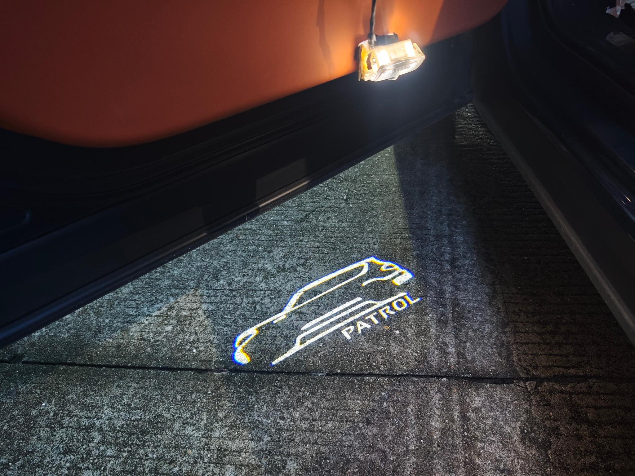 أضواء ترحيب عالمية ومخصصة للسيارة